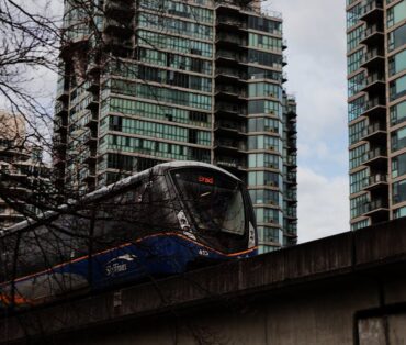 В Суррее и Лэнгли строятся новые станции наземного метро SkyTrain